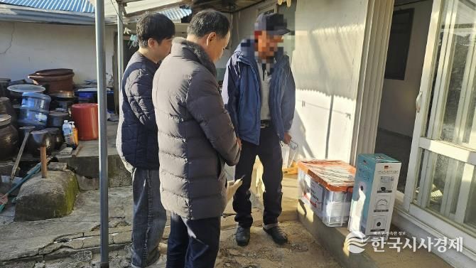 서산시가 주거 취약 가구에 난방 용품을 전달하는 모습