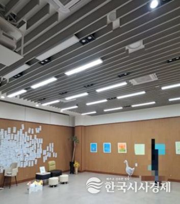 1. 천안시 청수도서관이 청소년 작가의‘행복한 거위’ 2번째 그림책 전시회를 진행하고 있다.