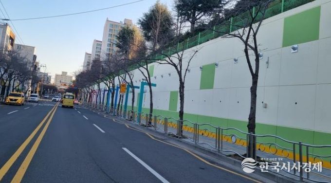 평산초 옹벽 보강 개선 사진.