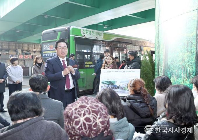 박일하 동작구청장이 지난 24일(수) ‘신대방역 자전거 주차장 경관개선 준공식’에 참석해 주민들 앞에서 경과보고를 하고 있다