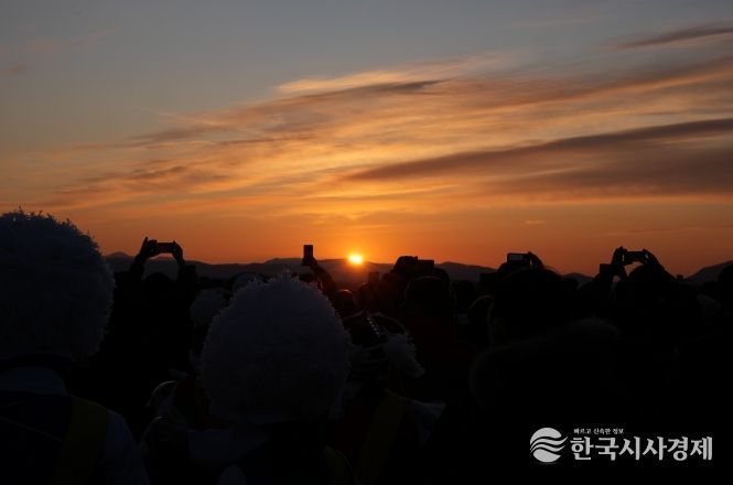 영천청년상우협의회는 1일 해맞이 행사를 영천전투메모리얼파크 전망타워 일원에서 개최했다.