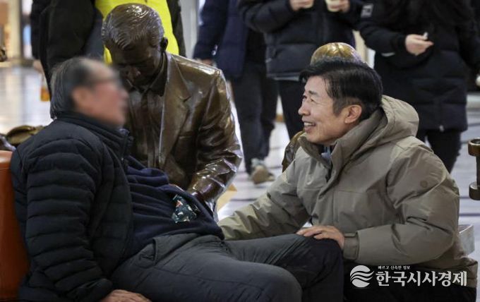 새해 첫날인 1일 고속터미널 대합실을 찾은 전성수 구청장(오른쪽)이 노숙인들의 안전을 확인하며 격려하고 있다.