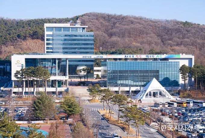 1. 천안시청 전경