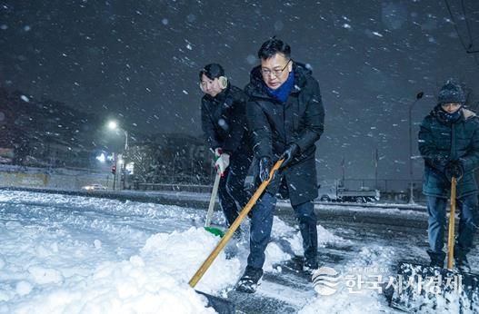 목포시, 밤샘 제설작업으로 시민 불편 최소화 총력 대응