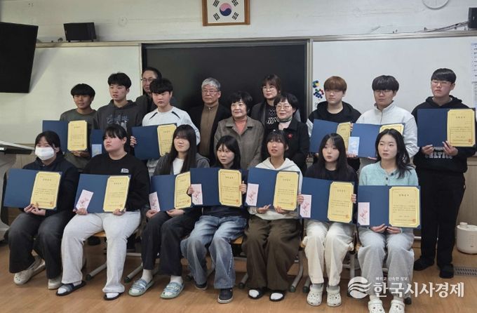 동백커피 바리스타 동호회, 서면중 졸업생에 장학금 수여