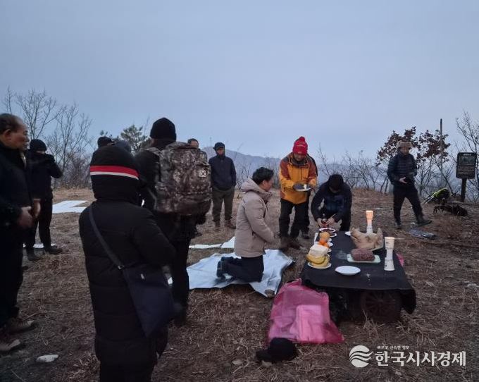 지난 1일 백월산에서 2026년 병오년 백월산 해맞이 기원제 참석자들 기원제를 지내고 있다.