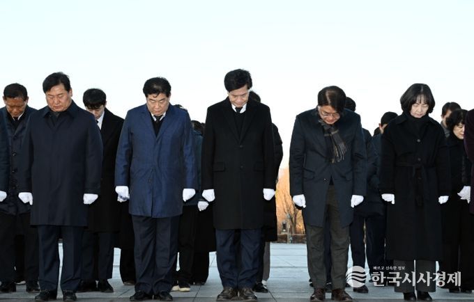 밀양시가 2일 충혼탑을 찾아 순국선열과 호국영령을 기리며 참배하고 있다.