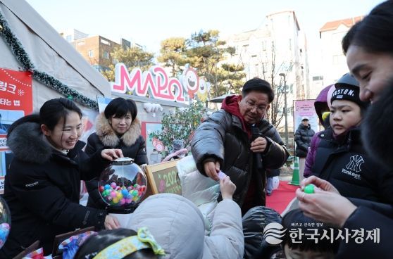 “아빠, 엄마와 행복하게” 아이들 소원 담긴 새해맞이 엄빠랑 아이스링크