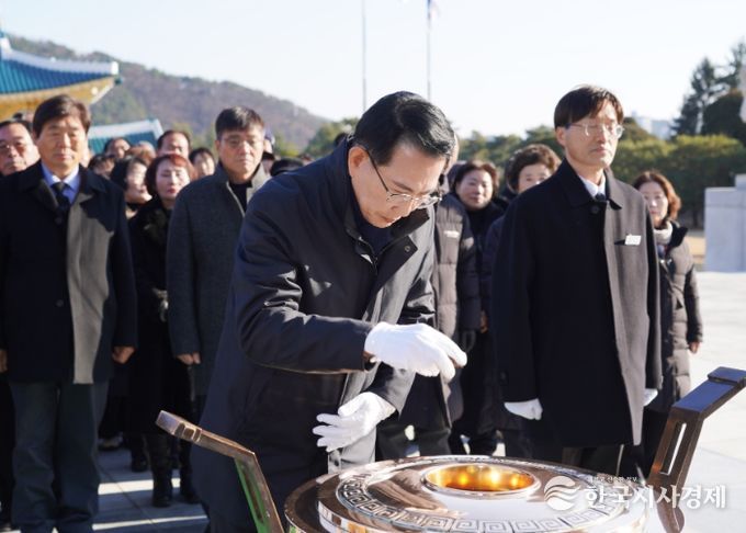 이완섭 서산시장을 비롯한 재향군인회 등 관련 단체 100여 명이 국립대전현충원에서 참배하는 모습