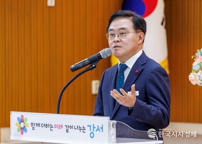 진교훈 서울 강서구청장이 구청 지하상황실에서 열린 ‘2026년도 시무식’에서 인사말을 하고 있다.