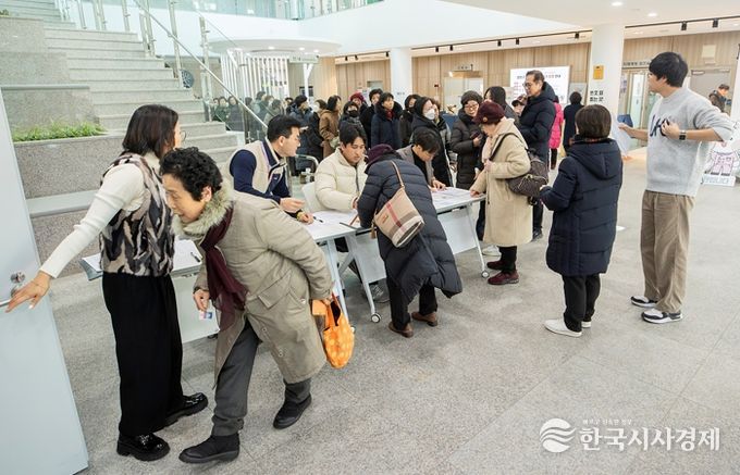 지난 2일 노인일자리 참여자들이 본인 확인을 받고 있는 모습
