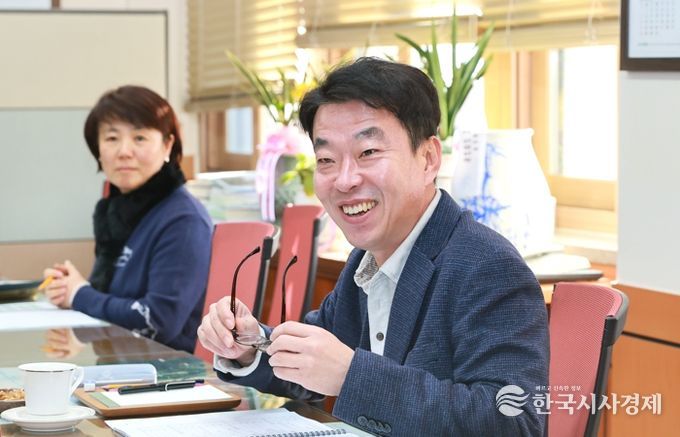 최혁준 경주부시장이 3일 청사에서 국별 현안사업 업무보고를 받으며 시정 전반을 점검하고 있다.