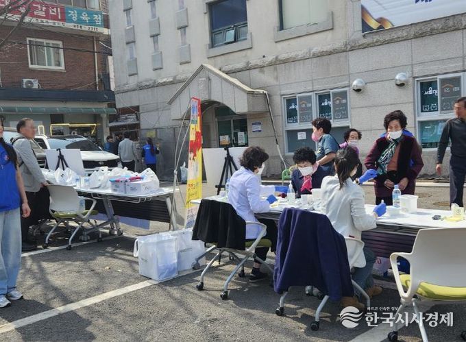 어르신들이 잠복결핵감염 검사를 받고 있다.