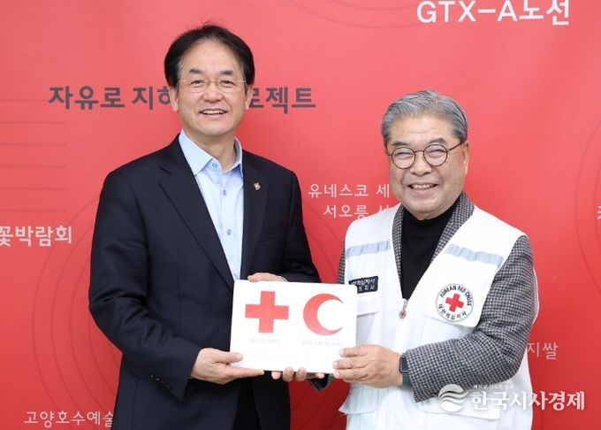 2026년도 적십자 특별회비 전달식 기념촬영_이동환 고양특례시장(왼쪽), 이재정 대한적십자사 경기도지사 회장(오른쪽)
