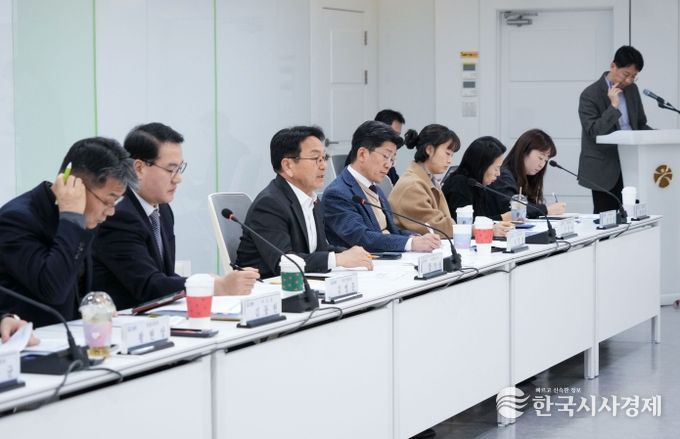 강기정 광주광역시장이 5일 오후 시청 소회의실에서 열린 ‘광주·전남 행정통합 추진기획단 제1차 실무회의’를 주재하고, 행정통합 추진을 위한 실행 방향 등을 논의하고 있다. /광주광역시 제공