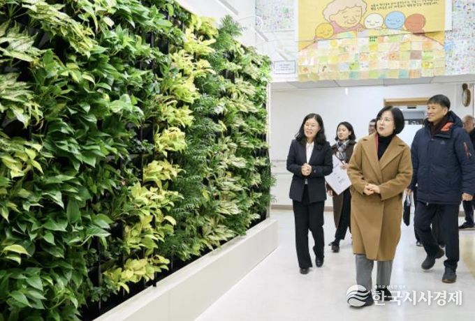 이수희 강동구청장이 서울장애인종합복지관 열린정원 현장을 방문했다.