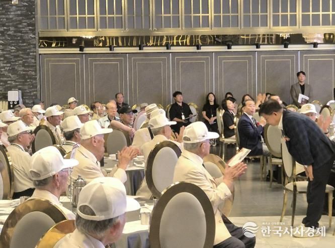 6.25참전용사께 예우를 갖추고 있는 박강수 마포구청장