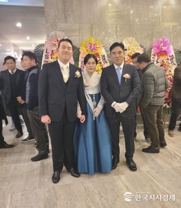 사천시김팔오·김정란 부부, 자녀 결혼식 쌀 화환 기탁