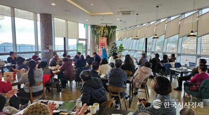 보성군 차문화시설, 2025년 운영 실적 뚜렷한 성장_봇재 그린다향에서 이용객들을 위한 작은 음악회가 열리고 있다