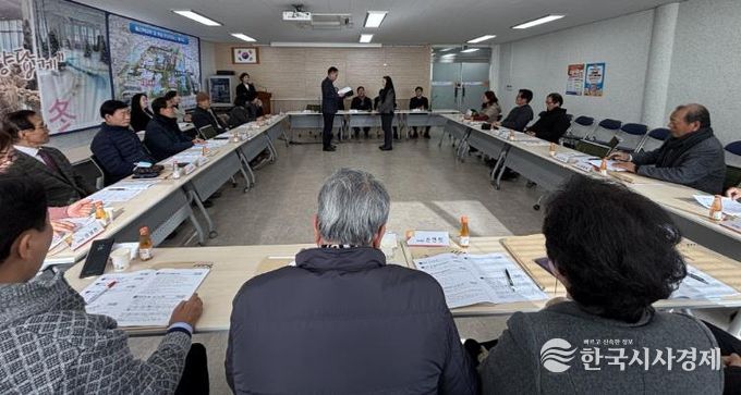 6일 밀양시 내이동 행정복지센터 회의실에서 열린 2026년 첫 통장 회의에서 주영홍 내이동장이 신임 내이4통장에 임명장을 수여하고 있다.