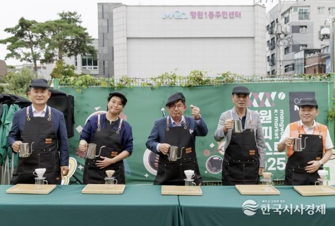 망원시장 상권 활성화를 위해 열린 ‘망원커피페스트’에 참석한 박강수 마포구청장