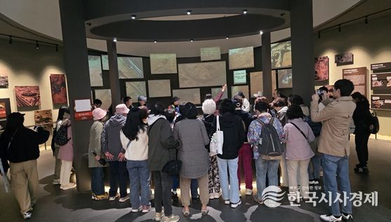 대성동고분박물관 관람객