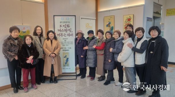 지난 6일 솔뫼 민화동아리원이 도서관 1층 아트갤러리에서 열린 한국 전통민화 전시 'K민화 - 따스한 빛, 머무는 자리'에 참석해 기념사진을 촬영하고 있다.