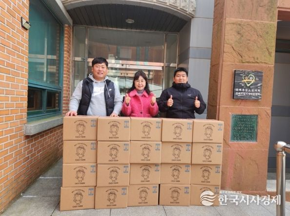 신안 이지팜 이지훈 대표, 새해 맞아 지역 아동에 상추 100박스 기부