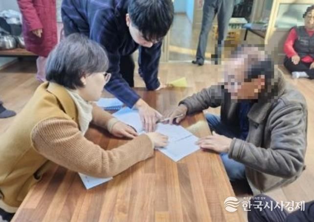 어르신 효도 우대권 배부 사진