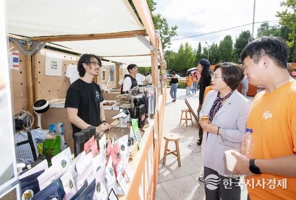 박희영 용산구청장이 이태원관광특구 활성화사업 '달달녹다' 행사에 참석해서 소상공인 및 주민들과 소통하고 있다.