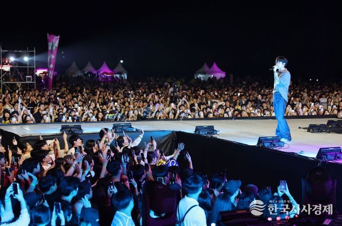 지난 9월 20~21일 황룡친수공원에서 열린 제3회 광산뮤직ON페스티벌이 대성황을 이룬 가운데, 많은 시민이 마지막 무대에 오른 10CM(십센치) 공연을 즐기고 있다.