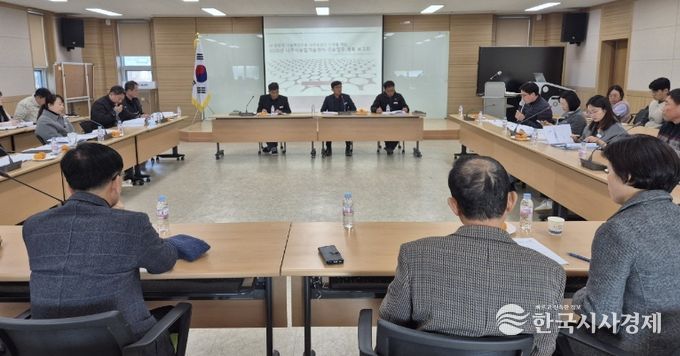 나주시농업기술센터가 지난 5일 농업인교육관에서 ‘2026년도 주요업무계획 보고회’를 농촌 고령화와 기후변화에 대응하기 위해 토론 방식으로 진행했다.