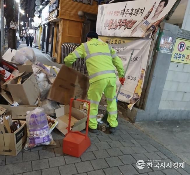 저녁시간 청소전담반이 노량진 학원가(만양로) 일대 무단투기 수거 및 가로 청소를 실시하고 있다.