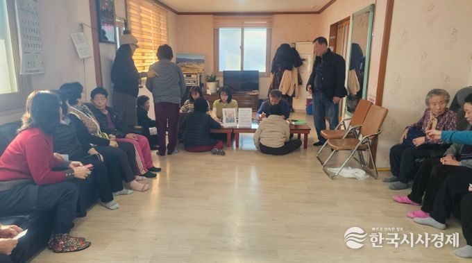 운곡면에서 지난 6일, 영양2리 마을회관을 찾아 농어촌기본소득사업 신청을 받고 있다.