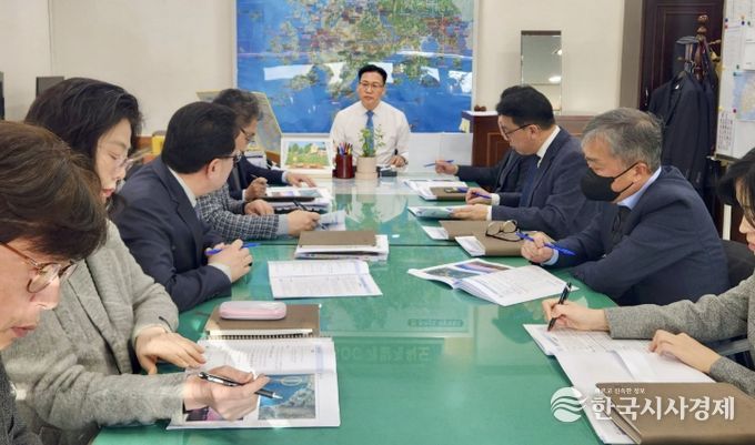 조석훈 목포시장 권한대행이 대반동·선창권역 현안업무 점검회의를 주재하고 있다.