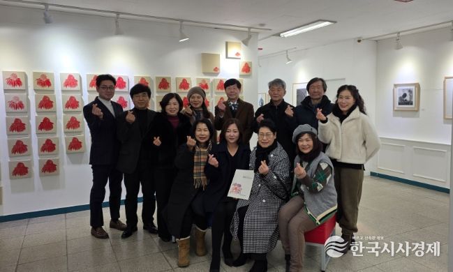 지난 8일, 제1회 청양터미널갤러리 조천휘 전시회 개최 오픈식 참석자들이 기념촬영을 하고 있다.