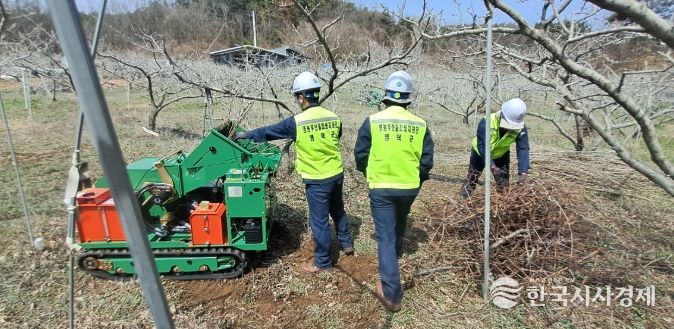 영덕군 영농 부산물 파쇄지원단 활약 모습.