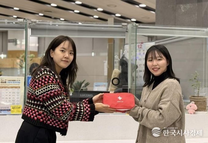 관악구 전입 청년에게 웰컴키트를 건네고 있는 모습