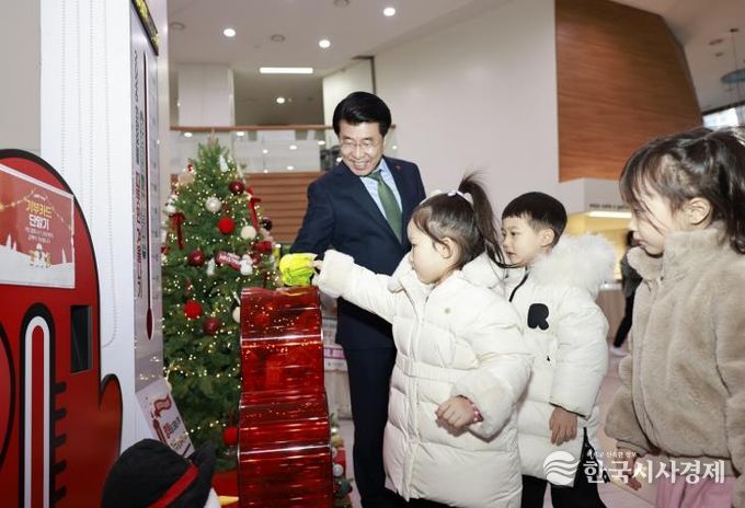 송파구 사립유치원생 약 3,045명이 모은 18,881,510원을 사랑의 저금통 성금으로 기부했다.