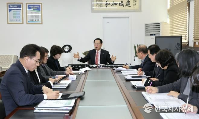 송인헌 괴산군수가 민선8기 공약 및 주요현안사업 추진상황 보고회를 주재하고 있다