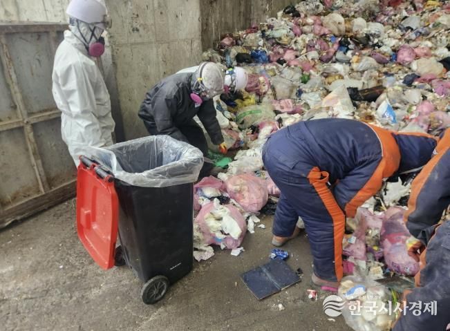 고양시 민간위탁 처리업체에서 종량제 봉투 내 음식물류 폐기물을 분리하고 있다.