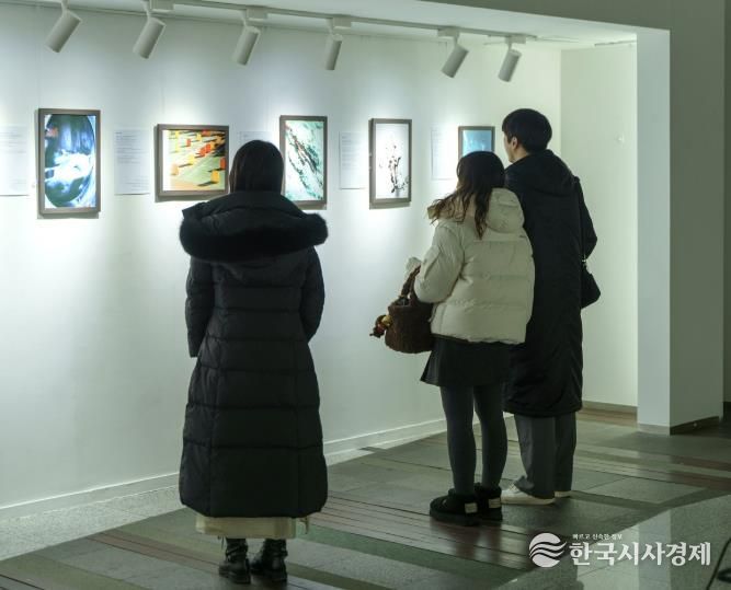 지난해 12월 갤러리 관악에서 개최된 청년 고독사 고위험군 사진전을 관람하는 주민들