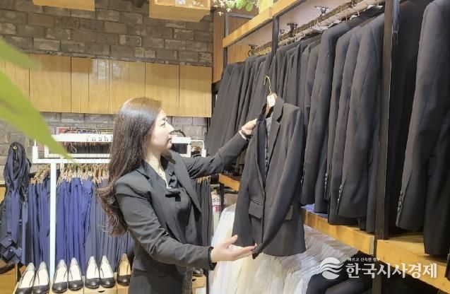 부천청년리더샵 직업상담사가 정장을 정리하고 있다.