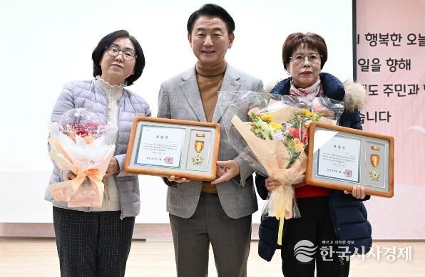 1월 21일 ‘2026년 송산2동 주요업무보고회’에서 유공 표창을 받은 주민들이 김동근 시장과 기념촬영을 하고 있다.