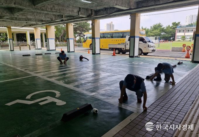 학교 시설지원 모습(주차선 도색, 넝쿨 제거, 수목 전정)