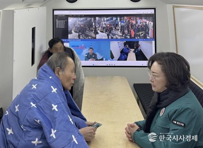 박희영 용산구청장이 재난현장지휘버스에서 임시대피 중인 청파동 화재 피해 주민들의 안전 상태를 살피고 있다.