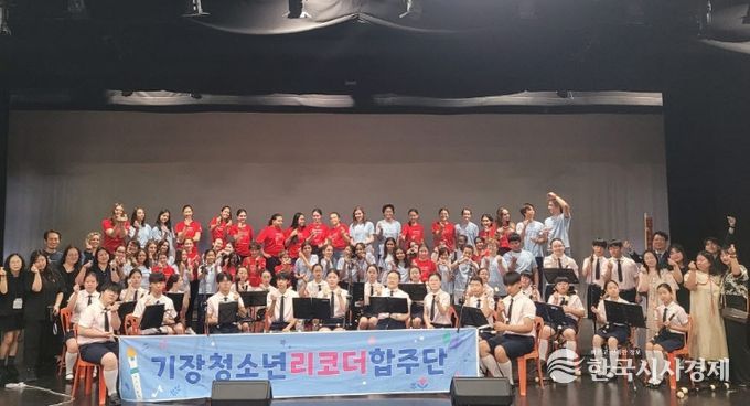 기장쳥소년리코더합주단이 싱가포르에 있는 프랑스국제학교에서 리코더 합주공연 후 기념촬영을 하고 있다.