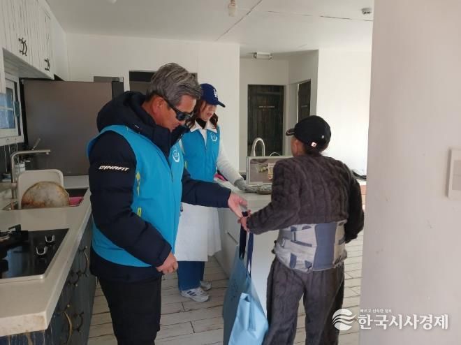 구례군 동절기 1인 가구 대상 안부 확인 꾸러미 전달