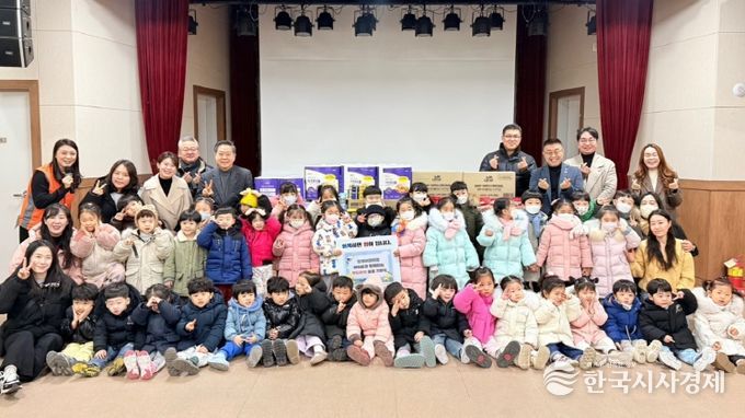 정원어린이집 원아들과 함께한 푸드마켓 물품 기부식 단체사진