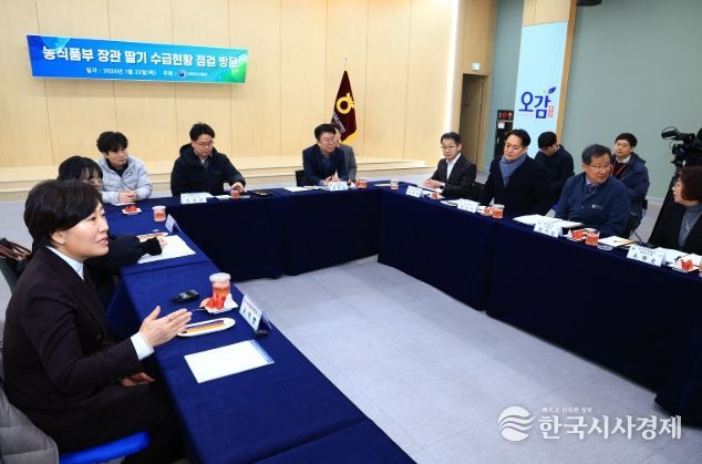 송미령 농림축산식품부 장관, 논산 찾아 딸기 생육 현장 점검 논산시, 외국인 계절근로 사업 확대 필요성 건의